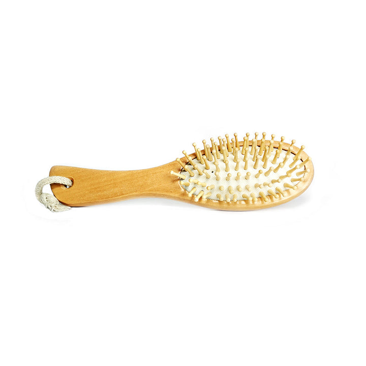 Lo que muchas odian... ¡El frizz! Pero no te preocupes, conmigo lo puedes controlar. Al estar hecho de madera, puedo peinar tu cabello y controlar la estática, dejándolo libre de frizz. Además, mis puntas redondas estimulan el crecimiento del cabello. ¡Soy la solución perfecta para ti!